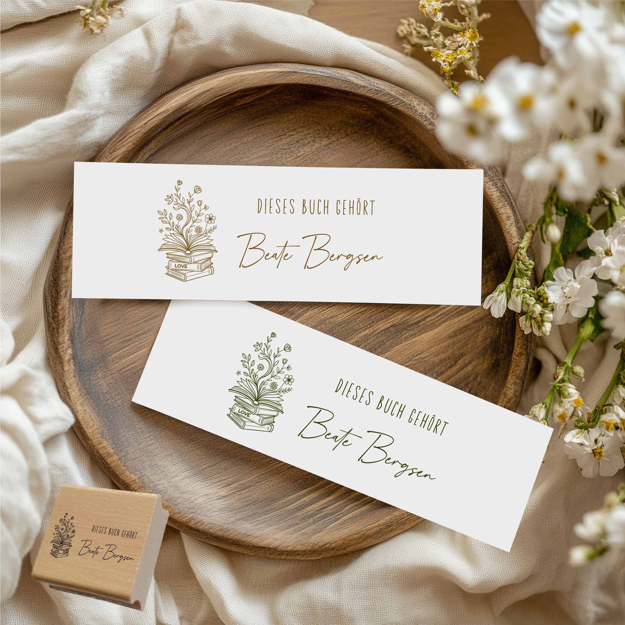 Verspielter Ex Libris Stempel<br> Bücherstapel mit Blumen