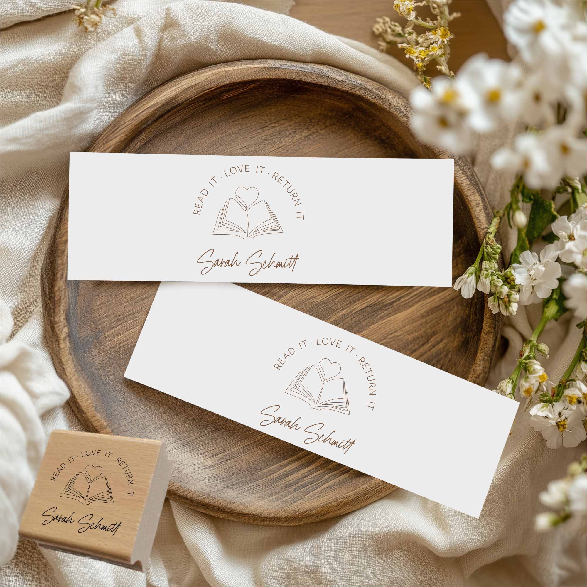 Ex Libris Stempel | Buch mit Herz im minimalistischen Strichstil