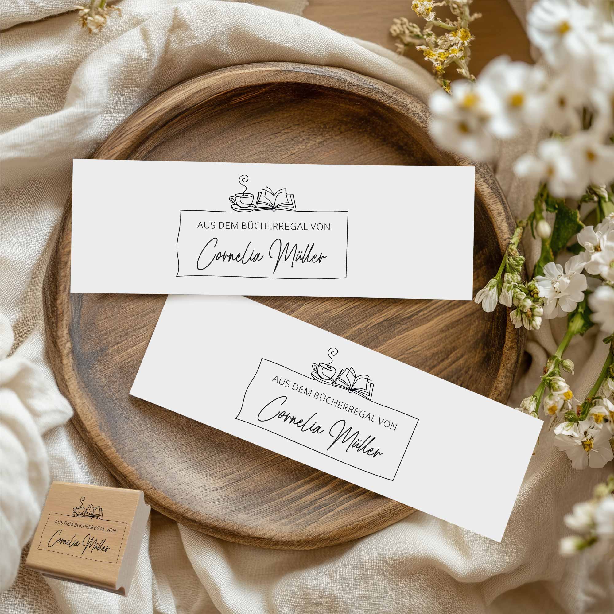 personalisierter Exlibris Stempel <br>Buch & Tasse für Lesegenuss mit Stil