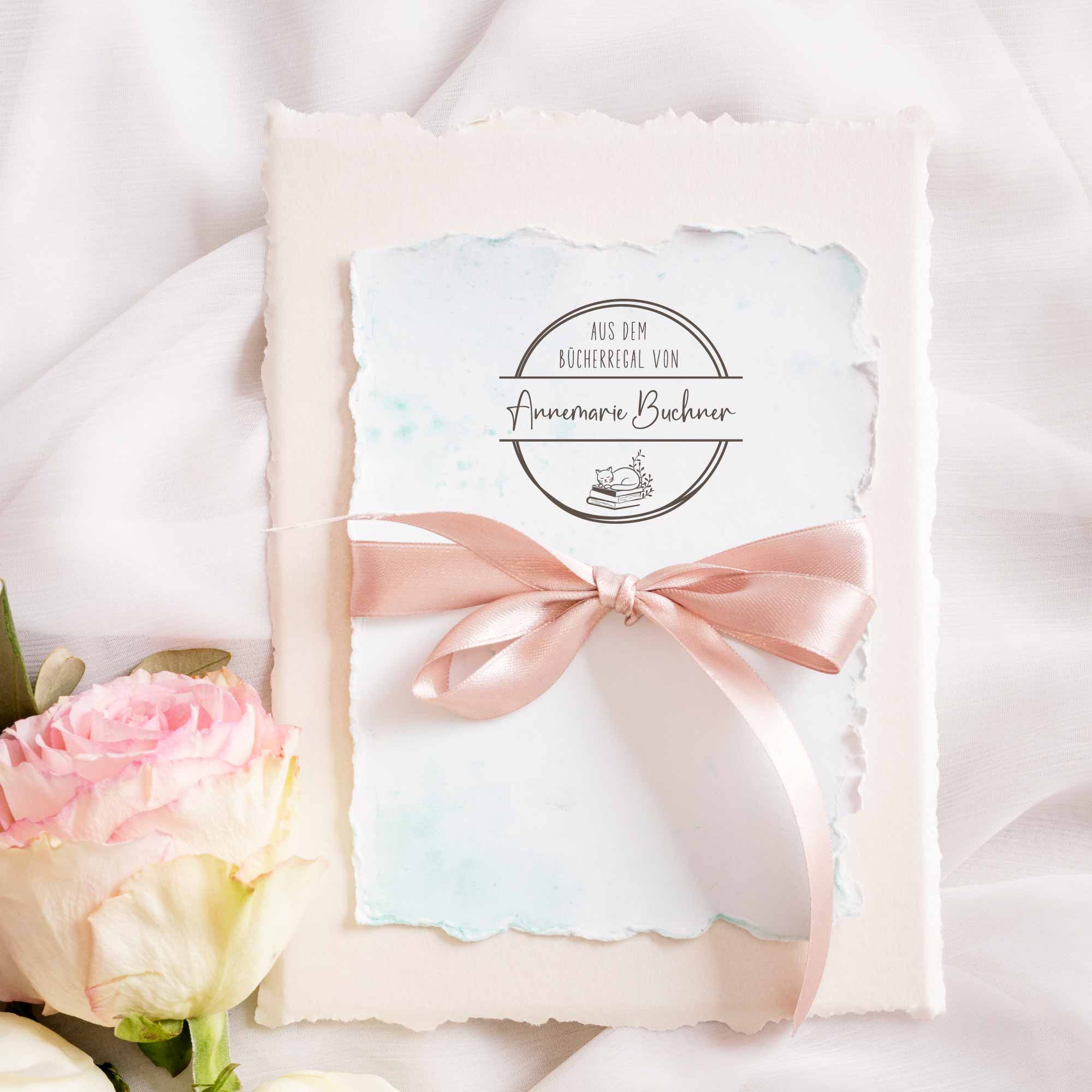 Ex Libris Stempel – schlafende Katze auf Bücherstapel