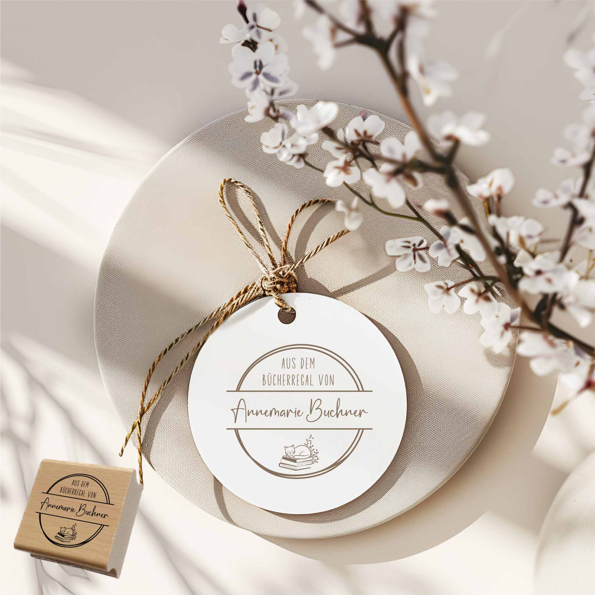 Ex Libris Stempel – schlafende Katze auf Bücherstapel