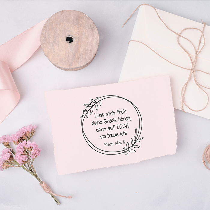 Bibelvers STEMPEL Blätterkranz "Psalm 143, 8 - auf DICH vertraue ich" 
