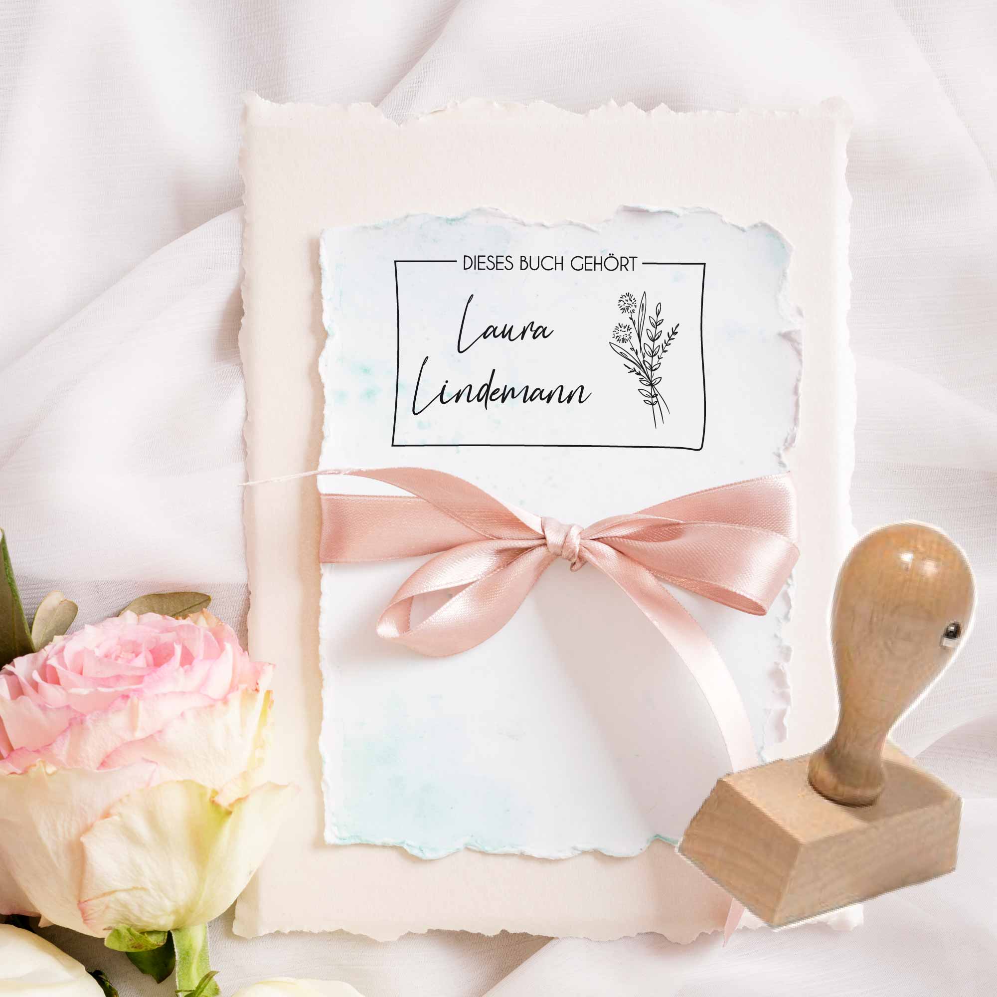 Bücherstempel – Blumenstrauß & Name | "Dieses Buch gehört"