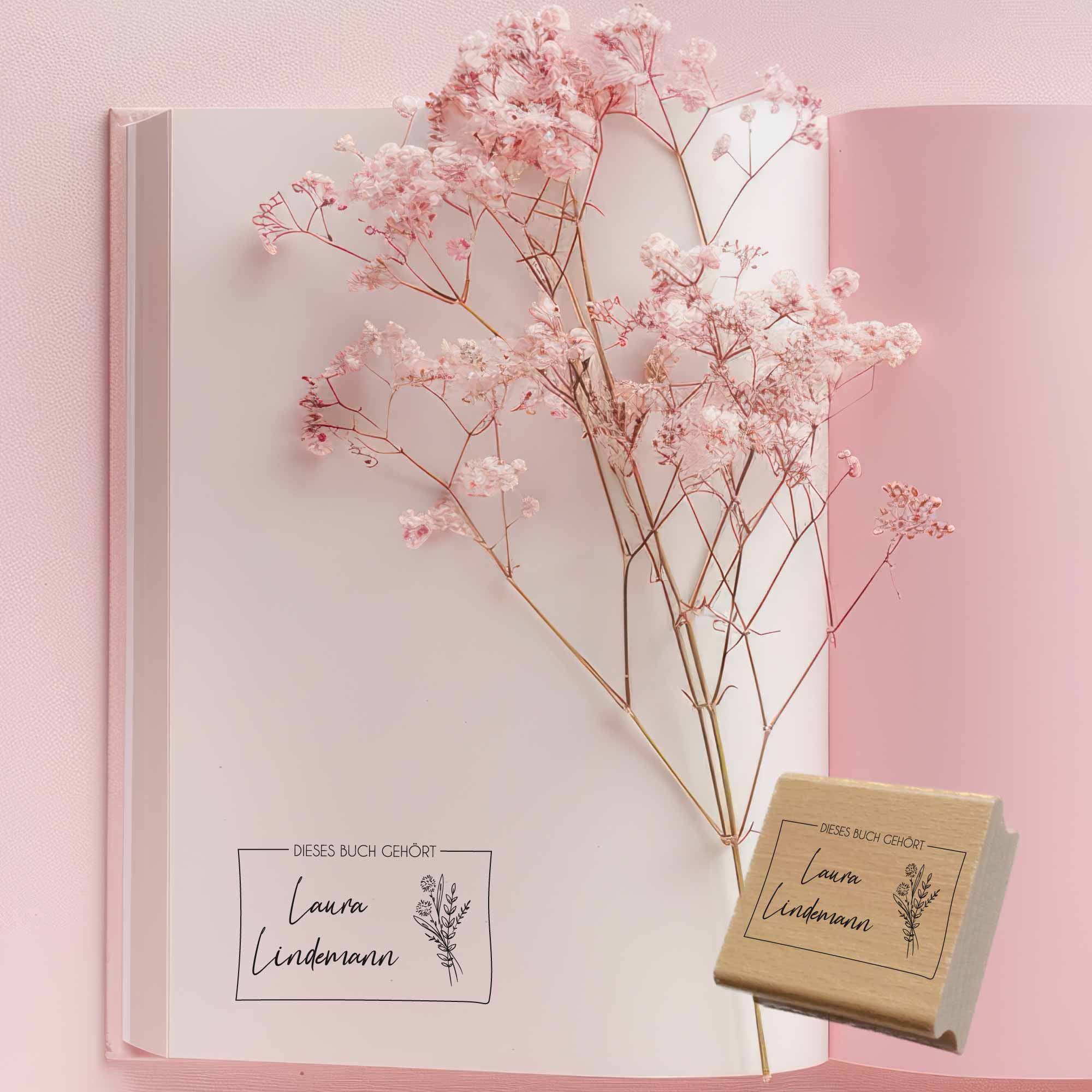 Bücherstempel – Blumenstrauß & Name | "Dieses Buch gehört"