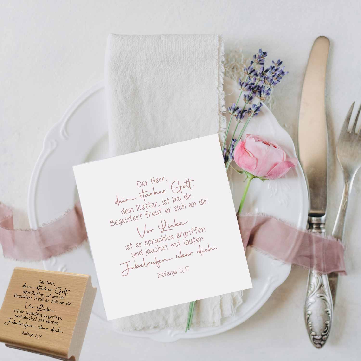 Bibelversstempel - Der Herr, dein starker Gott, dein Retter, ist bei dir. - Zefanja 3,17